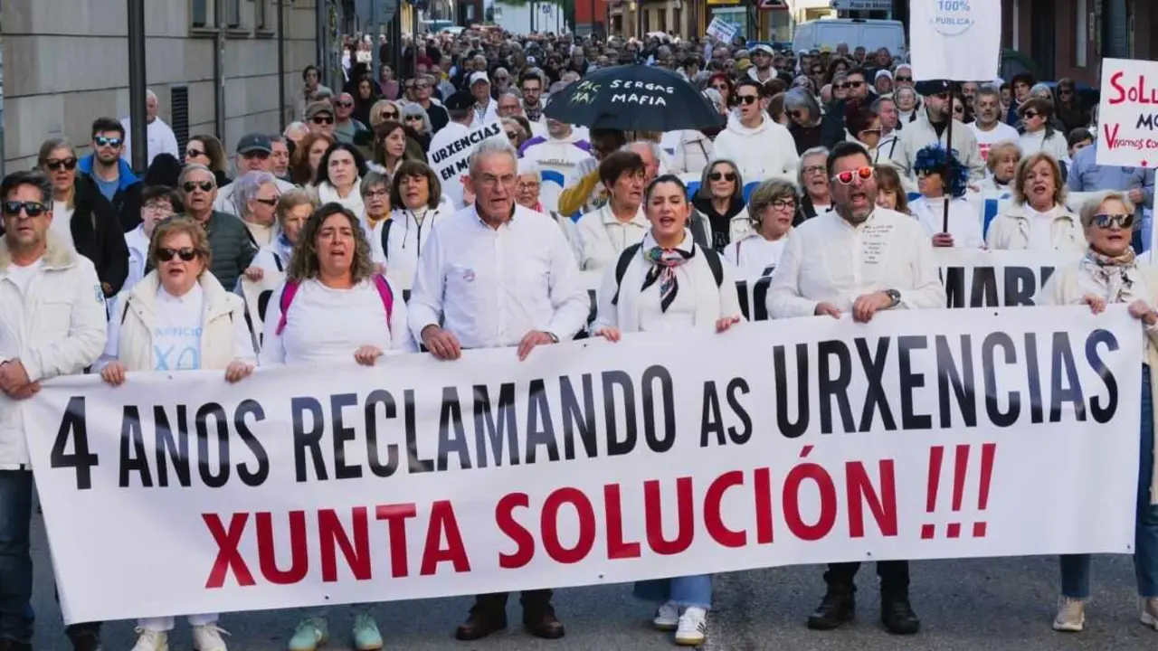 Unha manifestaci&oacute;n multitudinaria percorre as r&uacute;as de Moa&ntilde;a (O Morrazo) para exixir a recuperaci&oacute;n do servizo de urxencias. (Foto: Diego Seixo)