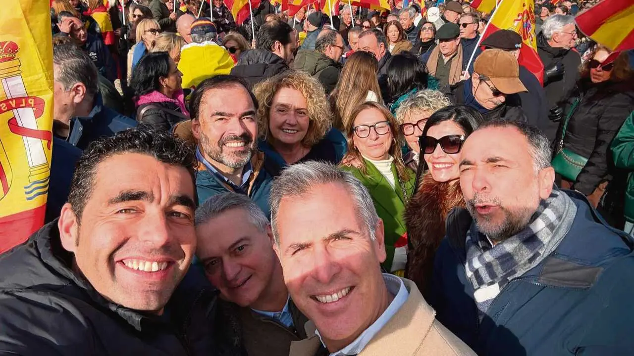 En primeiro termo, Luis
L&oacute;pez e Rafael Dom&iacute;nguez,
presidente e vicepresidente
da Deputaci&oacute;n de Pontevedra. (Foto: PP de Pontevedra)