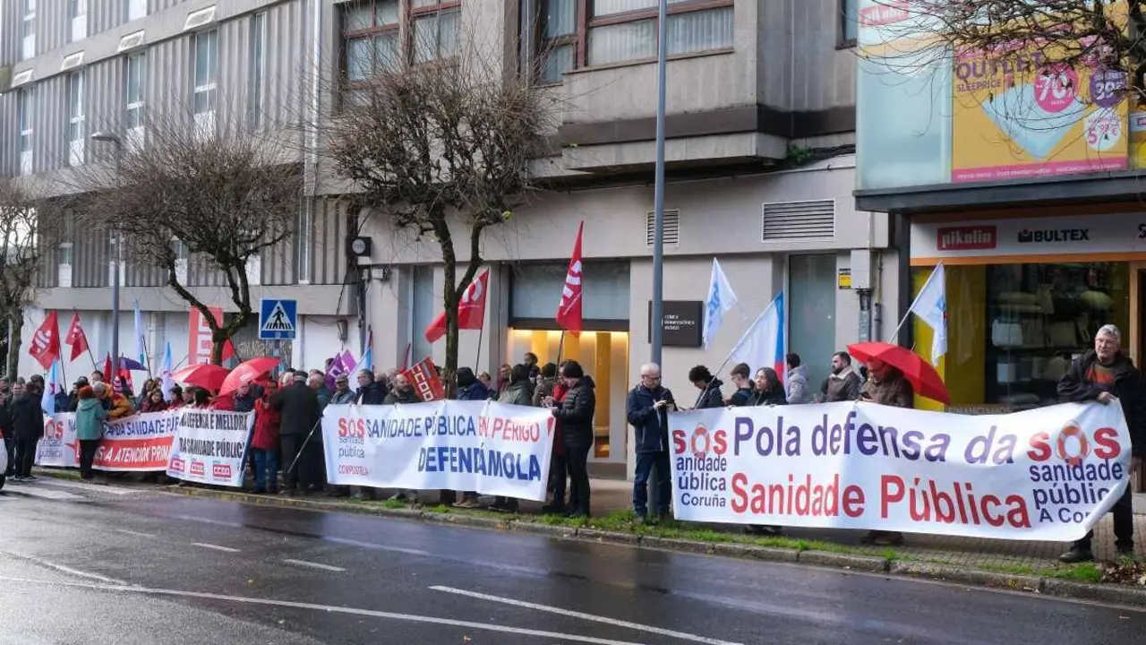 Concentraci&oacute;n de SOS Sanidade P&uacute;blica fronte &aacute; sede do Parlamento. [Foto: Arxina]
