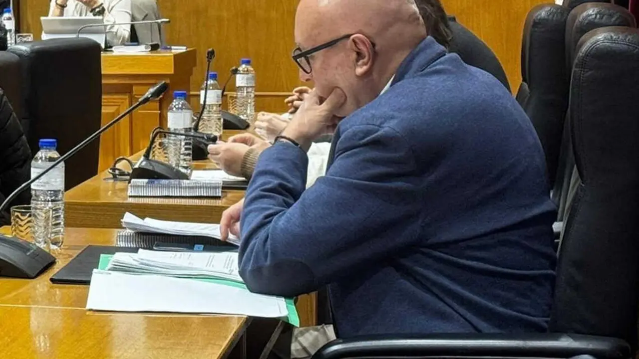 EuropaPress_7178910_alcalde_barbadas_xose_carlos_valcarcel_pleno_diputacion_ourense_diputado_no