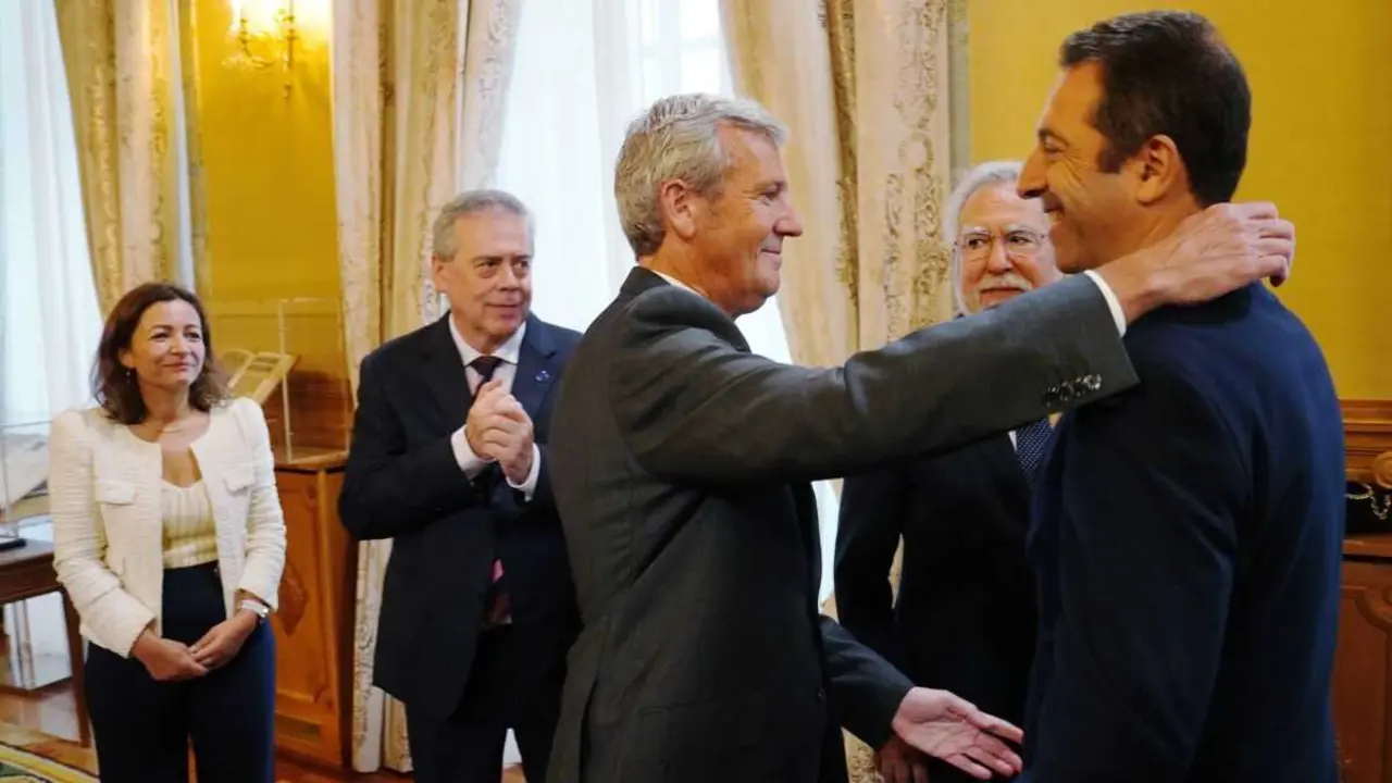 Alfonso Vilares o d&iacute;a da s&uacute;a dimisi&oacute;n apoiado por Marta Vilaverde, Antonio G&oacute;mez, Alfonso Rueda e Miguel &Aacute;ngel Santalices. (Foto: &Aacute;lvaro Ballesteros / Europa Press)
