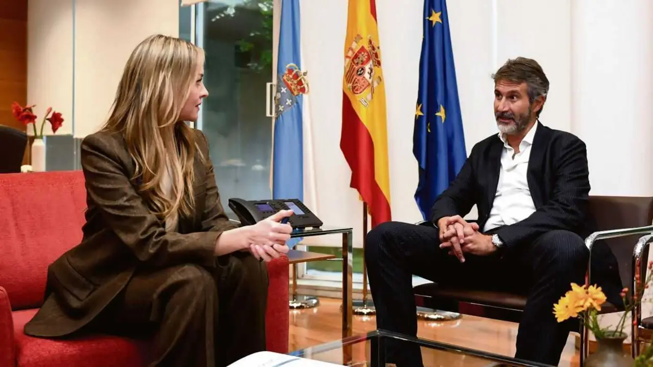 A conselleira de Pol&iacute;tica Social, Fabiola Garc&iacute;a, e o presidente da Fegamp, Alberto Varela, este segunda feira. (Foto: Xunta da Galiza)