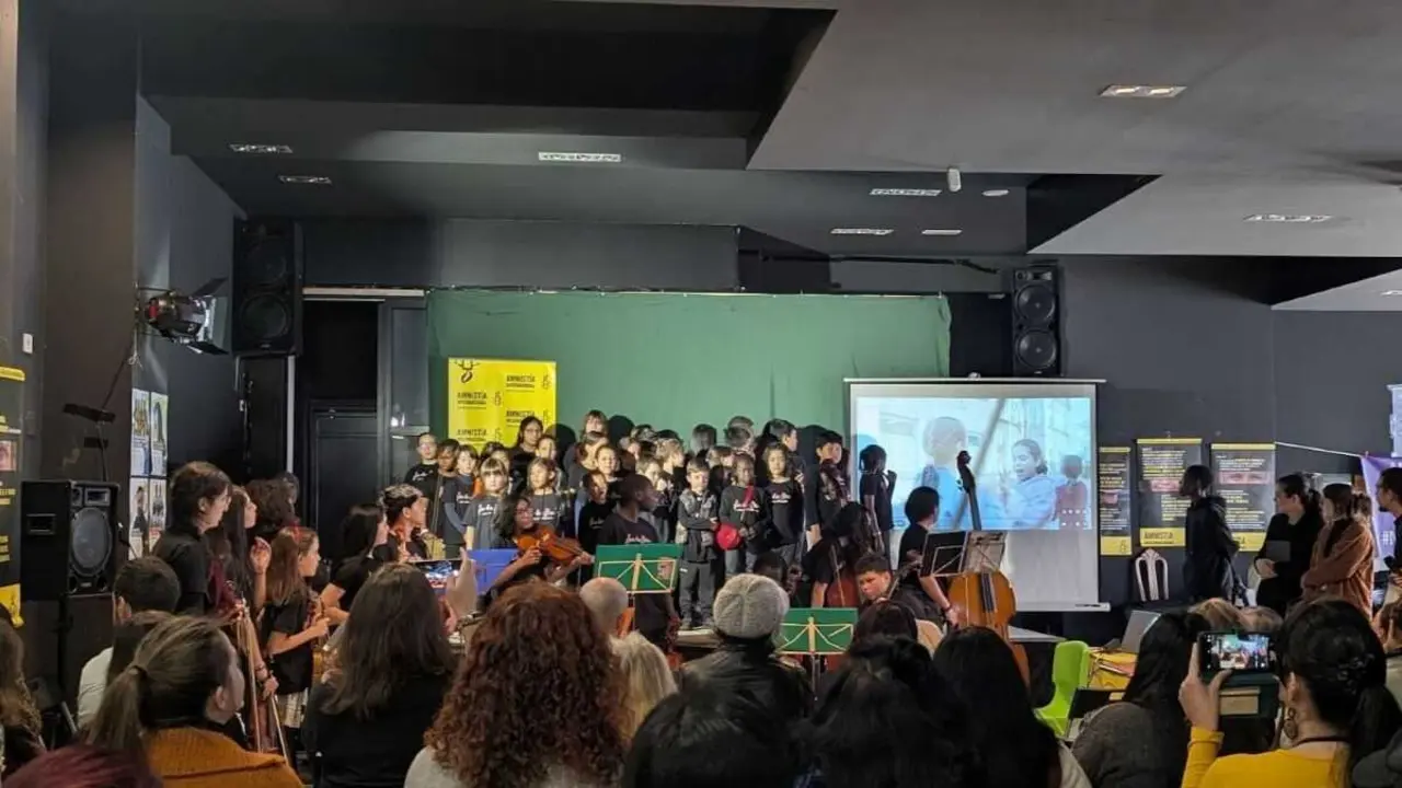 Actuaci&oacute;n do grupo musical Son Das Flores do CEIP Risco, no III Verm&uacute; polos DDHH celebrado o s&aacute;bado 13 de decembro no Centro Social A Nubeira (Vigo). (Foto: Amnist&iacute;a Internacional)