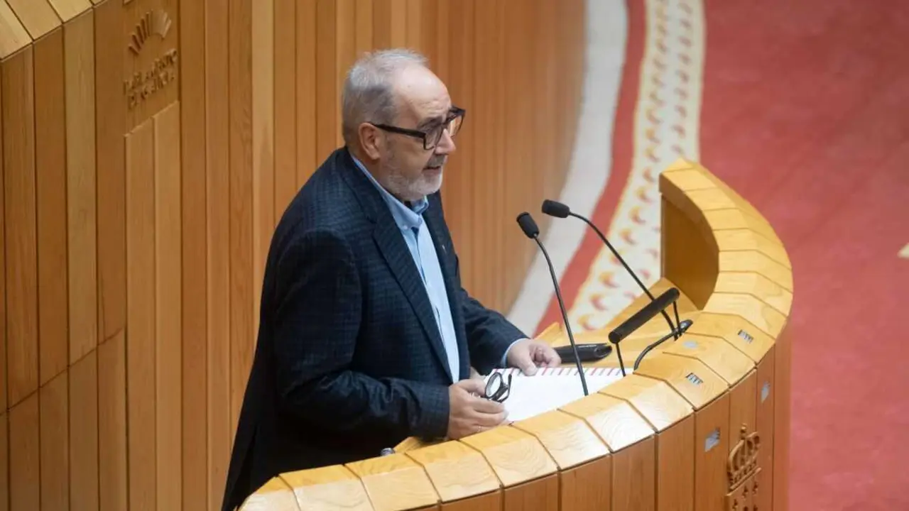 O catedr&aacute;tico da UDC Manuel Ferreiro defendendo no Parlamento a ILP en favor da restituci&oacute;n do himno o 26 de setembro de 2023. (Foto: Arxina)