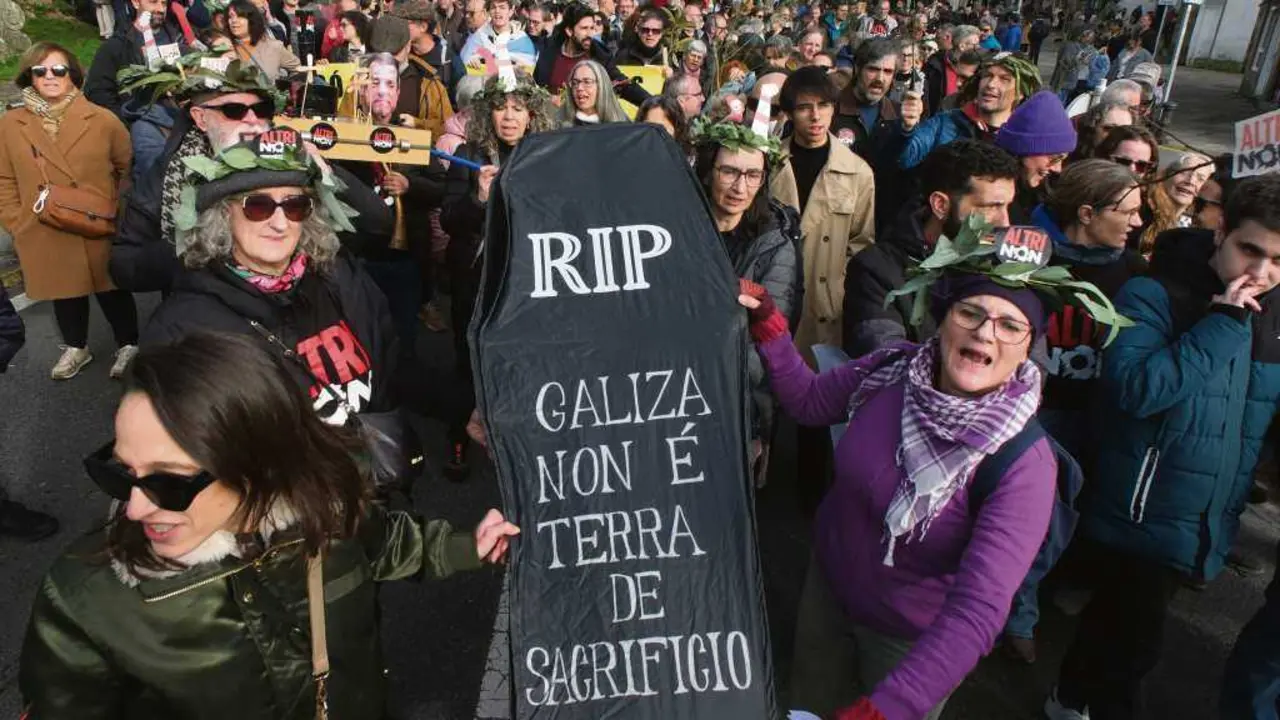 Mobilizaci&oacute;n contra a celulosa de Altri o 14 de decembro en Santiago de Compostela. (Foto: C&eacute;sar Arxina / Europa Press)