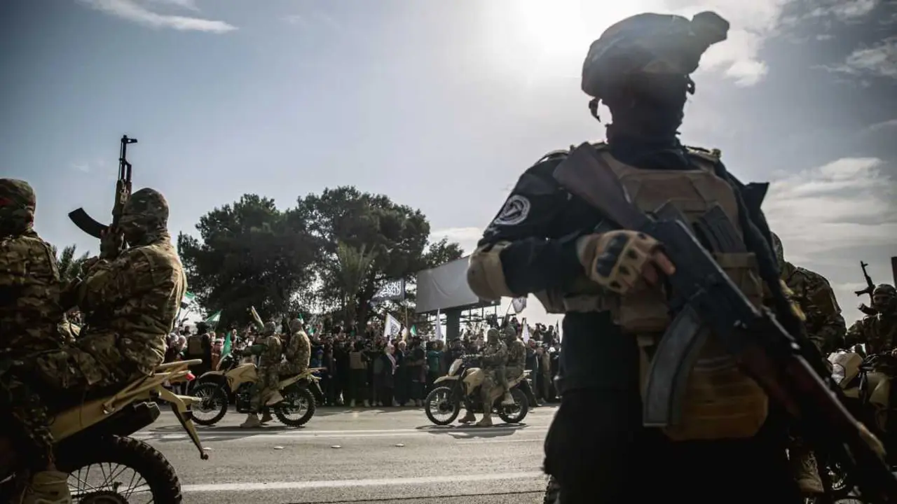 Militares sirios conmemoraron na r&uacute;a o pasado 8 de decembro o primeiro aniversario da ca&iacute;da de Al-Assad. (Foto: Europa Press / Contacto / Sally Hayden)
