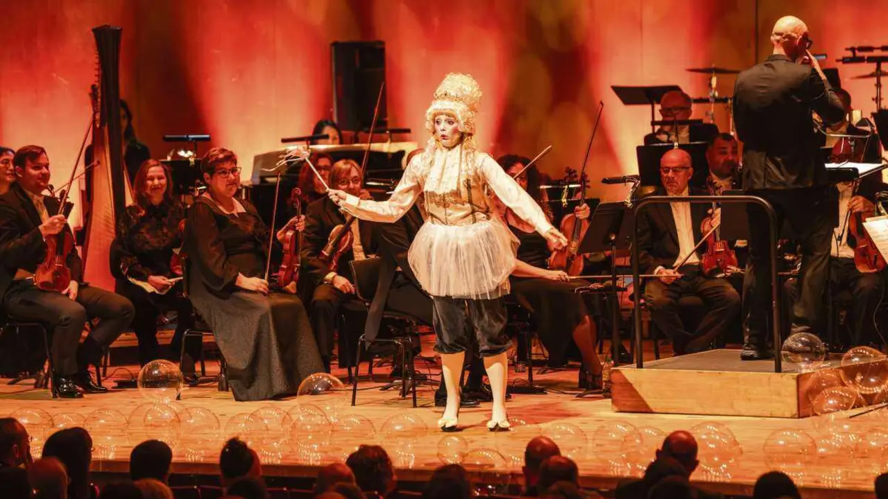 A actriz Lidia Veiga durante a posta en escena da 'Cincenta' xunto coa Real Filharmon&iacute;a da Galiza, en Compostela, esta terza feira. (Foto: Real Filharmon&iacute;a da Galiza)