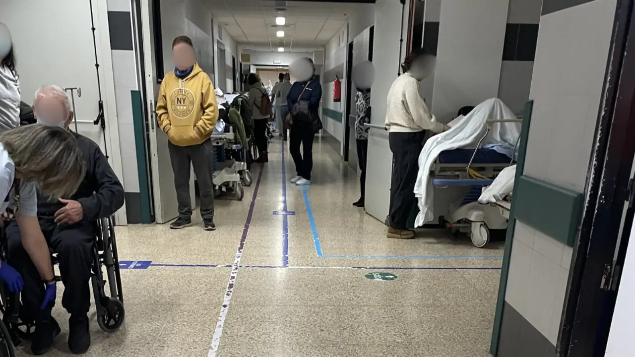 Pacientes no corredor de Urxencias do CHUS, este 7 de xaneiro. (Foto: F. G. D.)