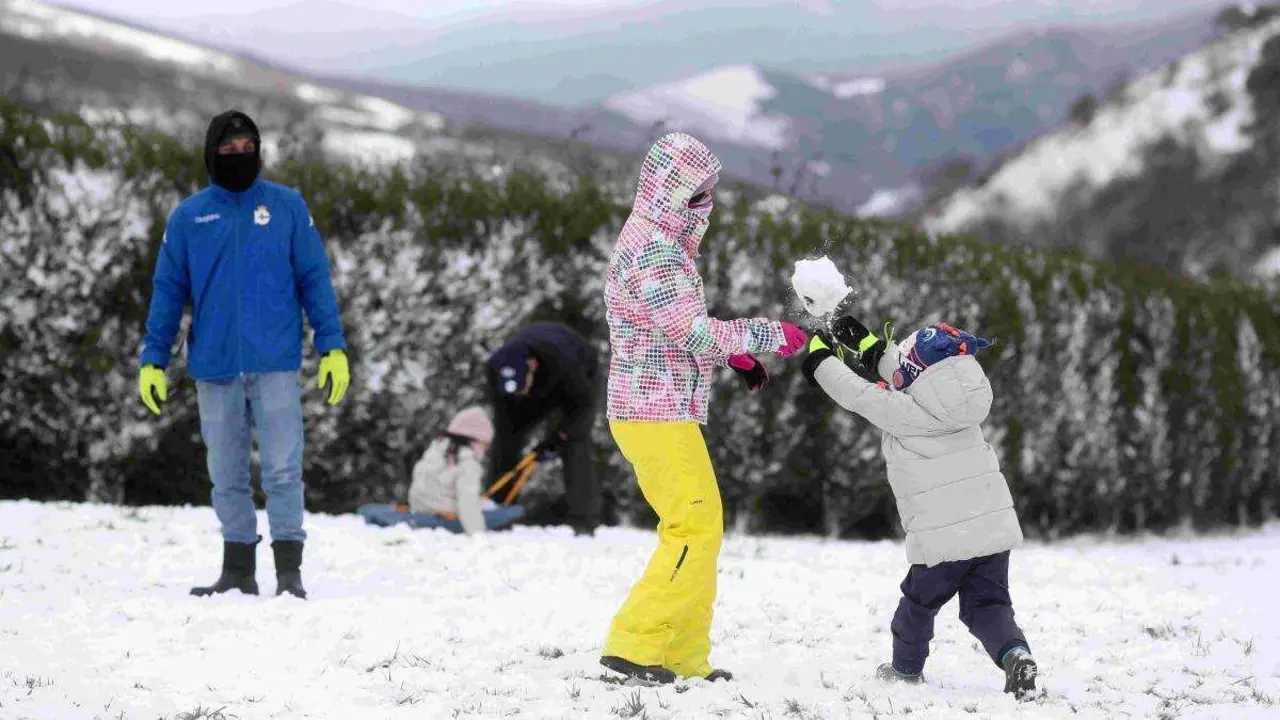 Varias persoas xogan con neve, a 6 de enero de 2026, en Pedrafita do Cebreiro, Lugo, Galiza (Carlos Castro/Europa Press).