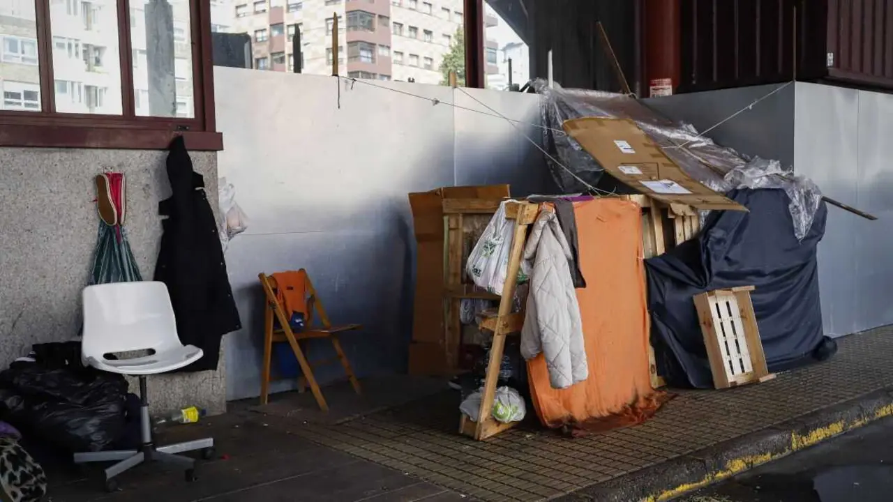 Pertenzas dunha persoa sen fogar na antiga estaci&oacute;n de autobuses de Vigo, o 6 de febreiro de 2025. (Foto: Adri&aacute;n Irago / Europa Press)
