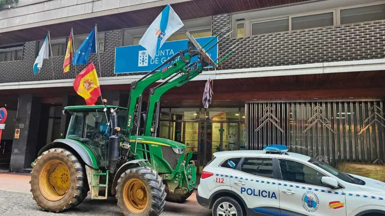 Un tractor mobilizado esta curta feira na entrada das oficinas da Consellar&iacute;a do Medio Rural en Ourense. (Foto: N&oacute;s Diario)