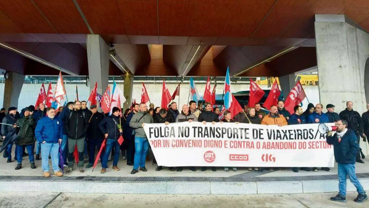 Protesta do persoal do transporte por estrada, a pasada semana, en Compostela. (Foto: Nicol&aacute;s Satriano)