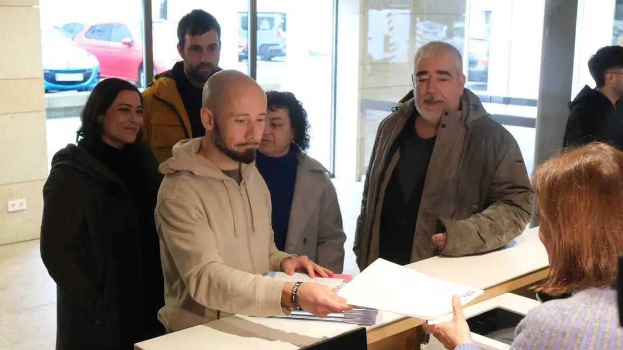 Representantes da CIG, este 12 de xaneiro no Parlamento galego. (Foto: Arxina)