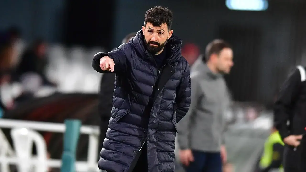 Guillermo Fern&aacute;ndez Romo adestrando nun partido (Foto: Racing Club Ferrol).