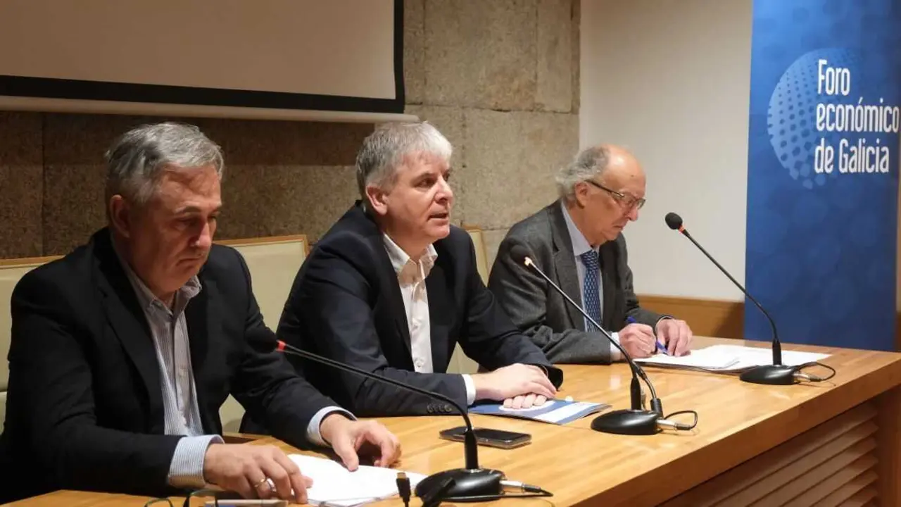 Jos&eacute; Francisco Armesto, Santiago Lago Pe&ntilde;as e Fernando Gonz&aacute;lez Laxe, este 13 de xaneiro de 2026. (Foto: Arxina)