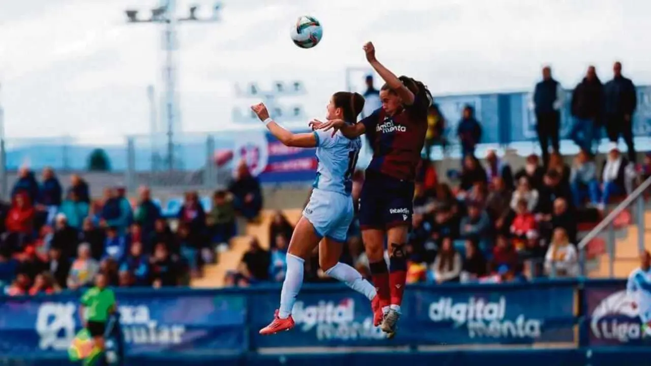 Millene Cabral, nun duelo a&eacute;reo no encontro fronte ao Levante UD. (Foto: RC Deportivo)
