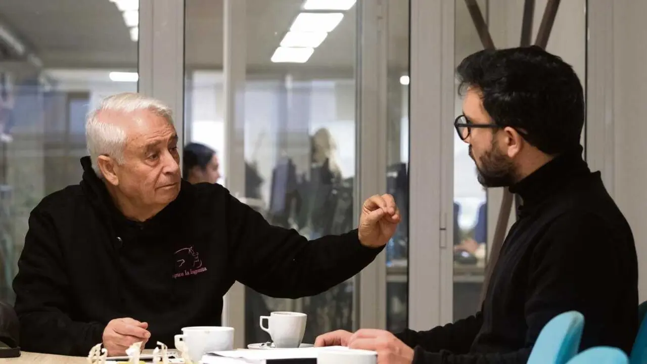 Ghaleb Jaber Ibrahim e o director de 'N&oacute;s Diario', Alberte Mera, esta terza feira 13 de xaneiro, na redacci&oacute;n. (Foto: Arxina)