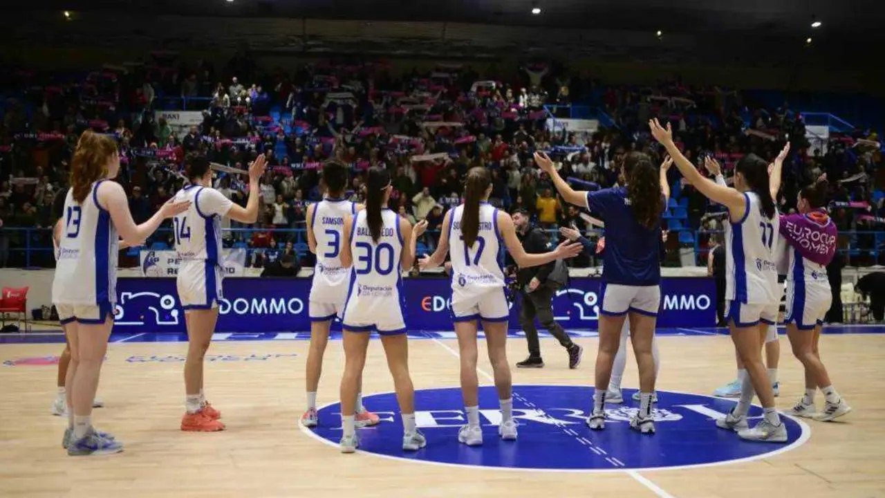 As xogadoras do Uni Ferrol celebrando un triunfo coa s&uacute;a afecci&oacute;n na Malata. (Foto: FIBA)