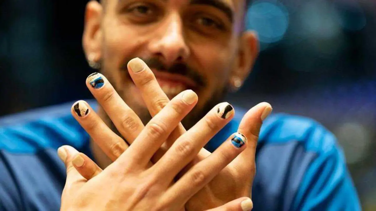 Borja Iglesias coas unllas pintadas. (Foto: Instagram)