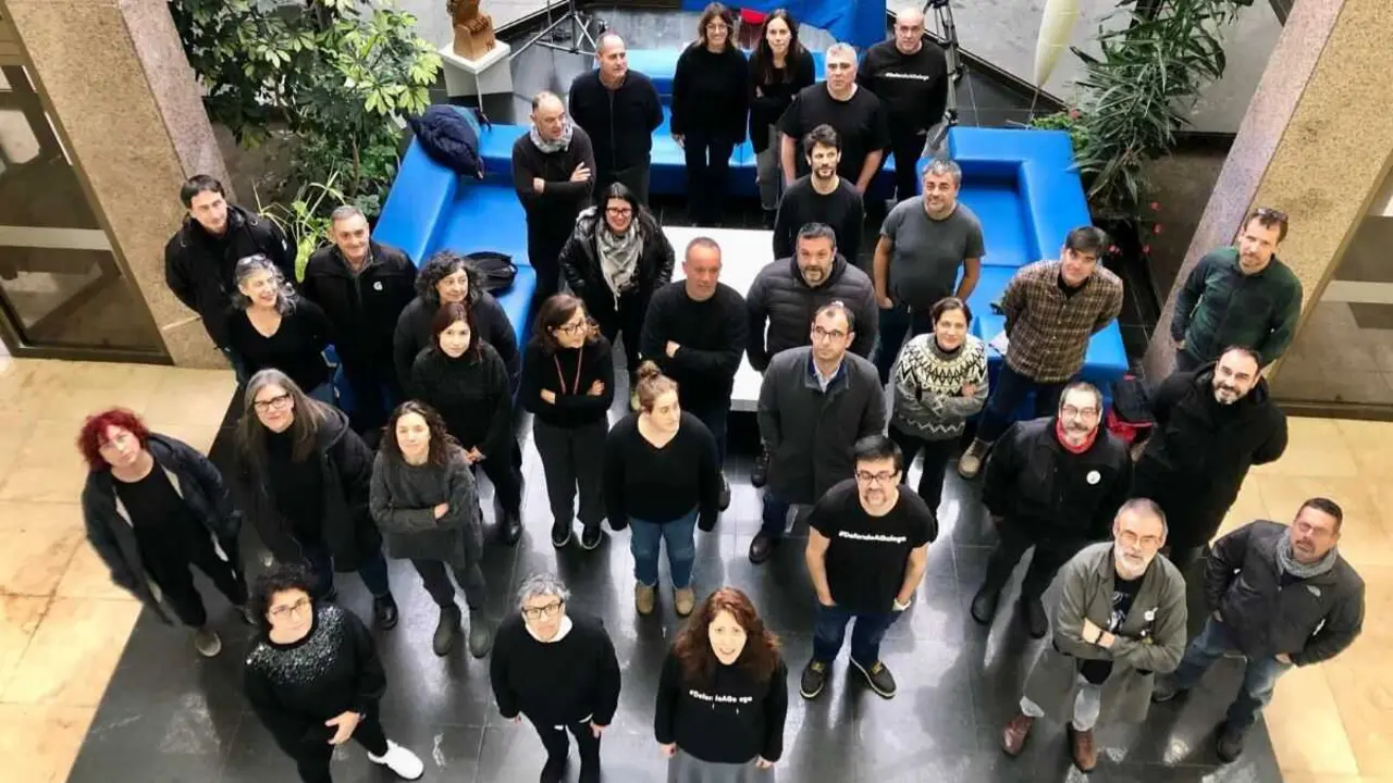 Persoal da TVG e da Radio Galega, esat sexta feira, mobilizado contra o desmantelamento e privatizaci&oacute;n dos medios p&uacute;blicos. (Foto: Defende a Galega)