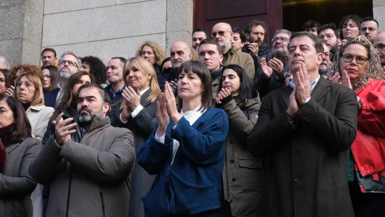 Alberto Pazos Cou&ntilde;ago, Ana Pont&oacute;n e Jos&eacute; Ram&oacute;n G&oacute;mez Besteiro durante o minuto de silencia polas v&iacute;timas de Adamuz (C&oacute;rdoba) no Parlamento da Galiza. (Foto: Arxina)
