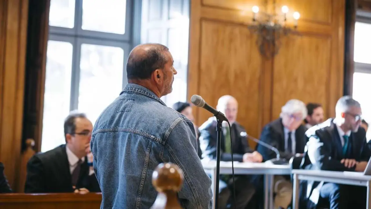 O acusado interv&eacute;n durante un xu&iacute;zo pola explosi&oacute;n da pirotecnia de Tui, na Audiencia Provincial, o 26 de setembro de 2024. (Foto: Beatriz Ciscar / Europa Press)