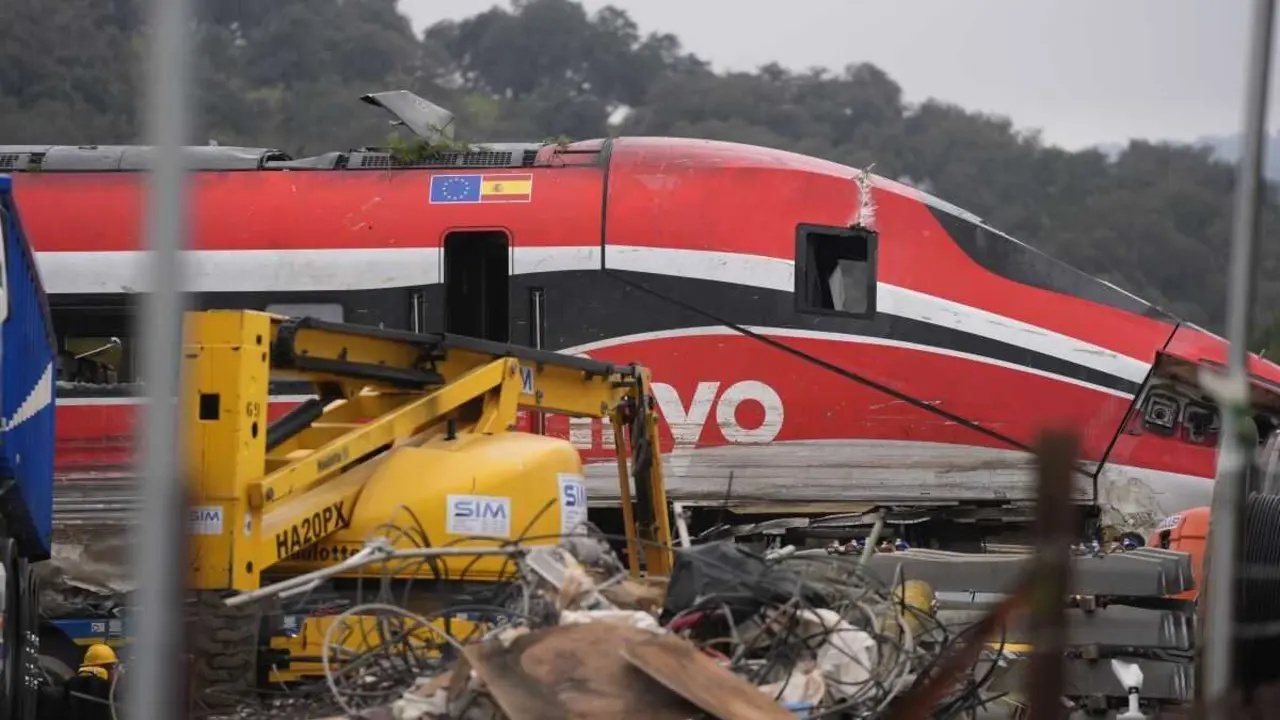 Traballos de rescate na zona cero do accidente ferroviario de Adamuz. (Foto: Joaqu&iacute;n Corchero / Europa Press)