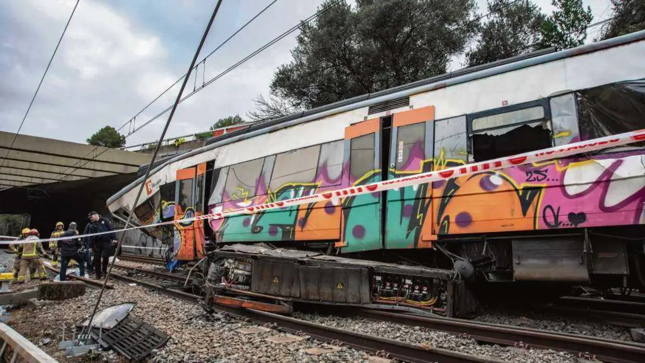 Onte, nos traballos de investigaci&oacute;n do tren de Rodalies que descarrilou en Gelida. (Foto: David Toller)