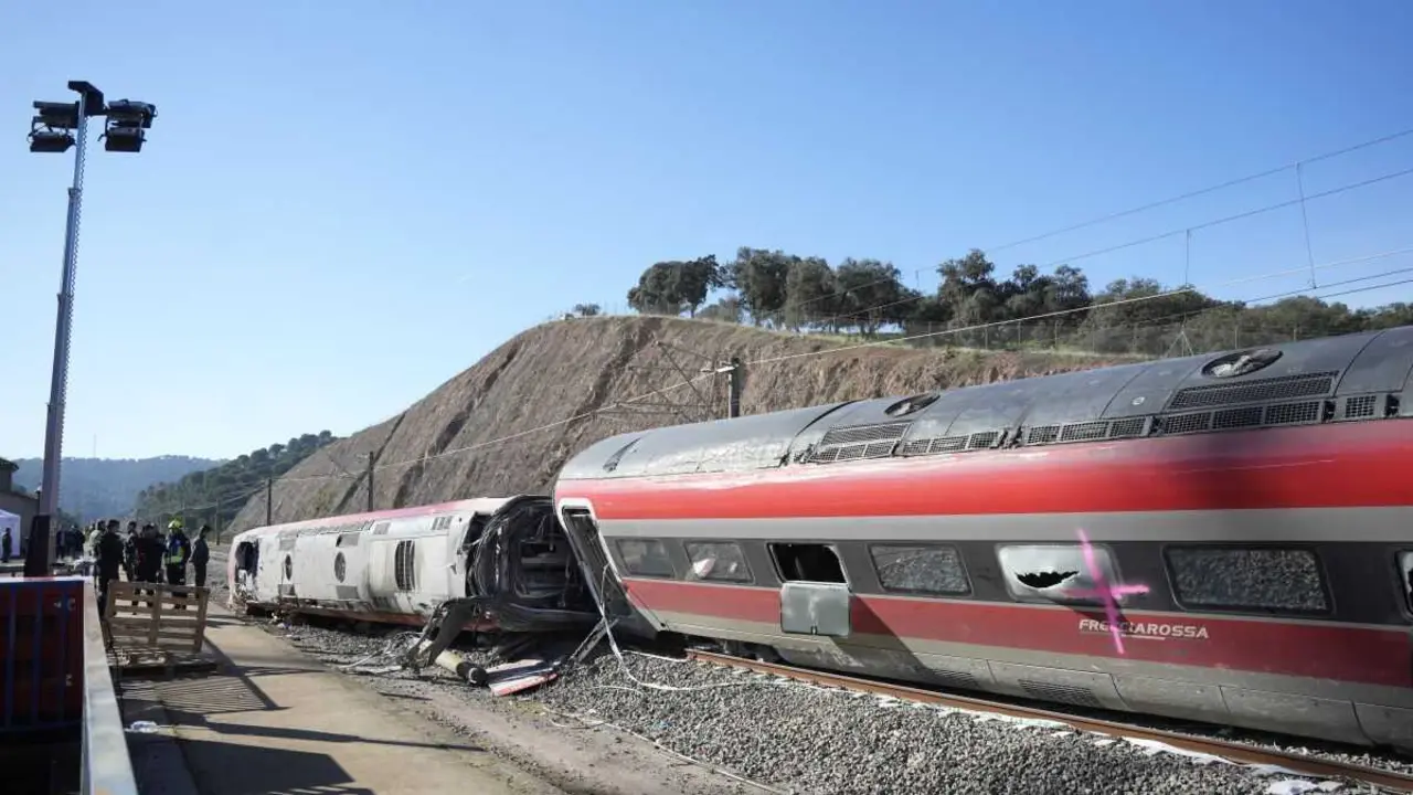Vag&oacute;ns do tren Iryo descarrilado o pasado 18 de xaneiro. (Foto: Joaquin Corchero / Europa Press)
