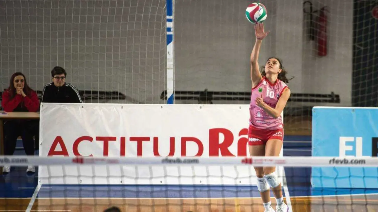 Olalla Gonz&aacute;lez, l&iacute;bero do CV Emev&eacute;, sacando tras un punto (Foto: CV Emev&eacute;).