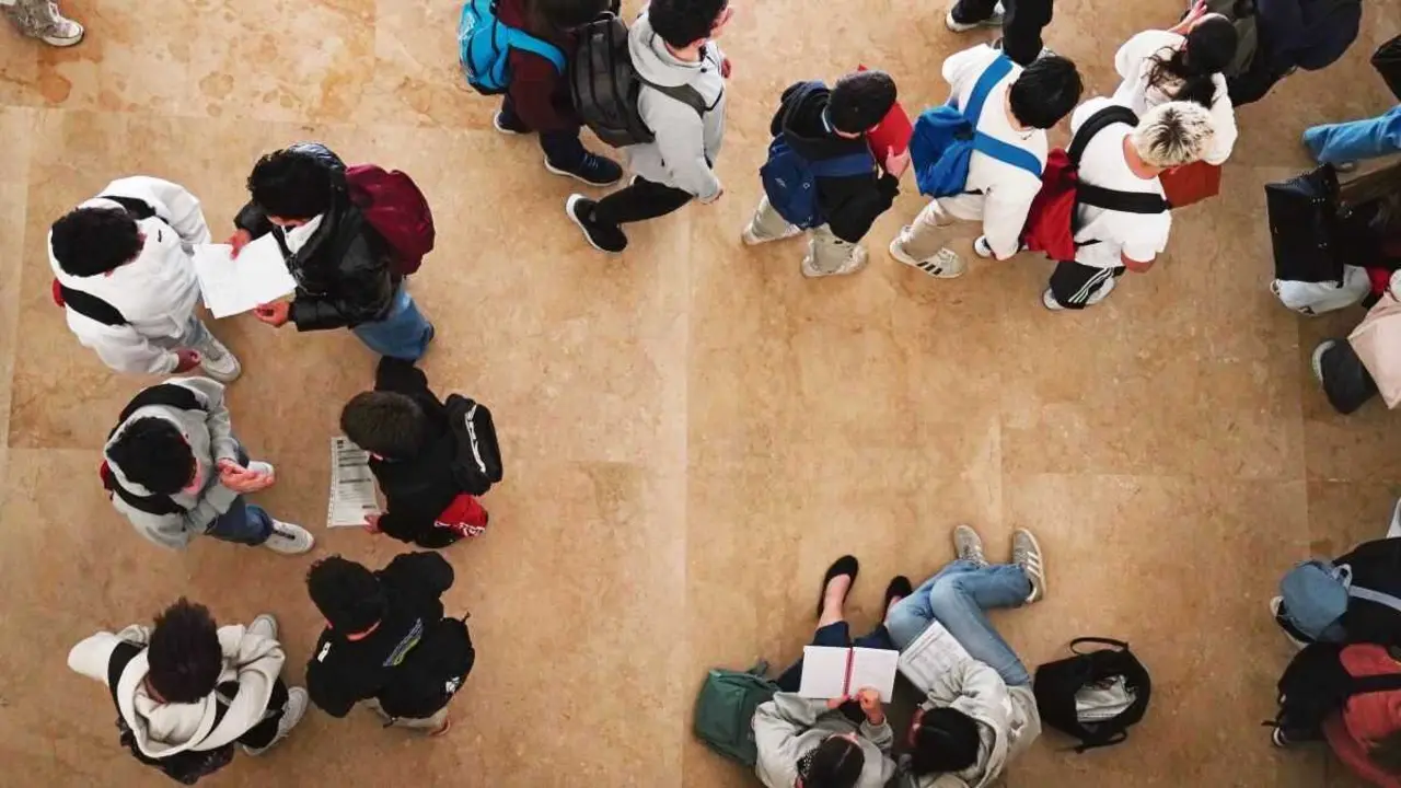 Estudantes na Facultade de Ciencias da Comunicaci&oacute;n da Universidade de Santiago de Compostela (USC). (Foto: &Aacute;lvaro Ballesteros / Europa Press)