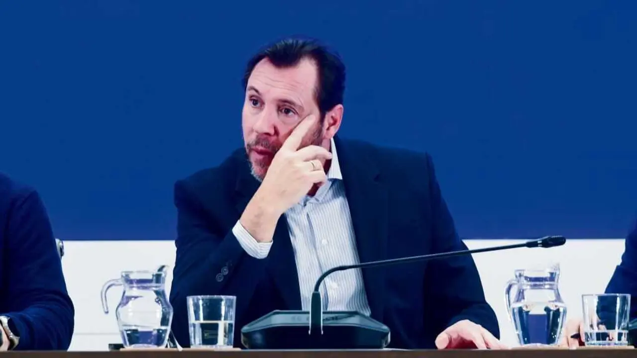 O Ministro de Transportes, &Oacute;scar Puente, na rolda de prensa para anunciar o descubrimento das marcas no tren de Iryo (Foto: Gustavo Valiente)