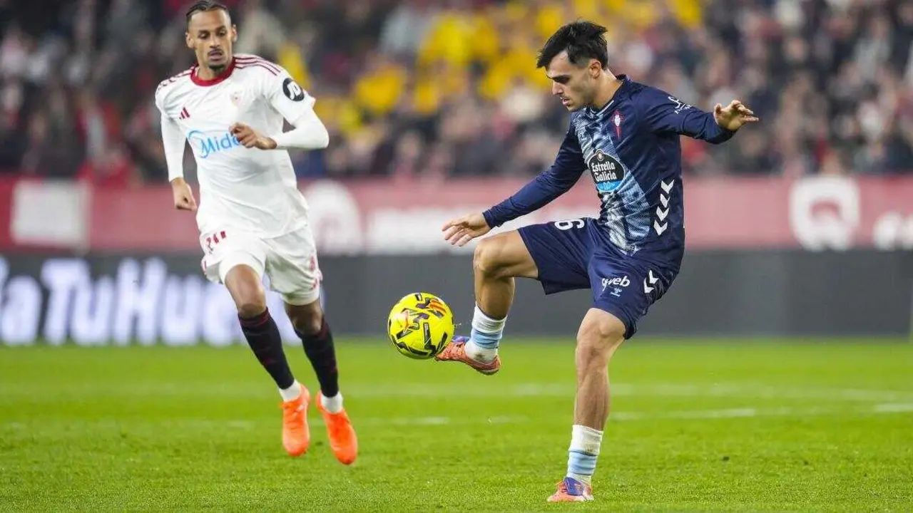 Miguel Rom&aacute;n controlando o bal&oacute;n na visita do Celta ao Sevilla en liga, o pasado 12 de xaneiro (Foto: RC Celta).