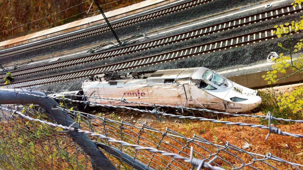 Tren accidentado en Angrois o 24 de xullo de 2013. (Foto: Europa Press)