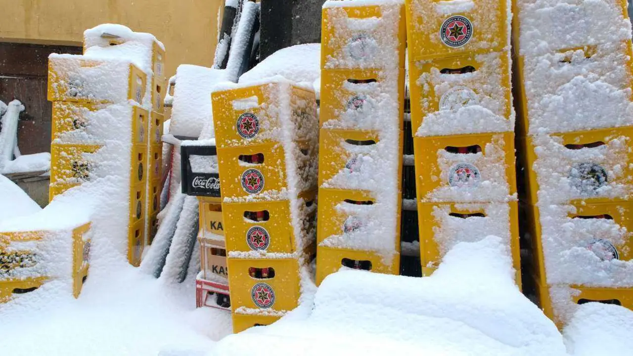 Caixas de cervexa baixo a neve, este 23 de xaneiro no Cebreiro. (Foto: Arxina)
