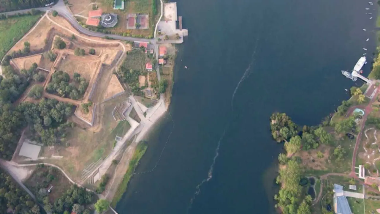 Vista a&eacute;ra do r&iacute;o Mi&ntilde;o. &Aacute; esquerda, a fortaleza de Goi&aacute;n, en Tomi&ntilde;o. &Aacute; dereita, Vila Nova de Cerveira. (Foto: Concello de Tomi&ntilde;o)