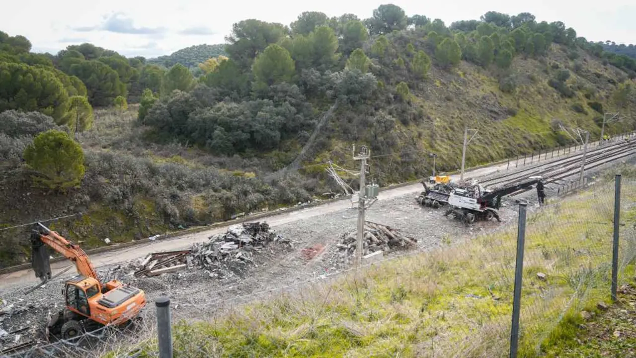 Traballos de limpeza o pasado 24 de xaneiro nas v&iacute;as en Adamuz (Andaluc&iacute;a), onde se produciu o tr&aacute;xico sinistro. (Foto: Guillermo Morales / Europa Press)