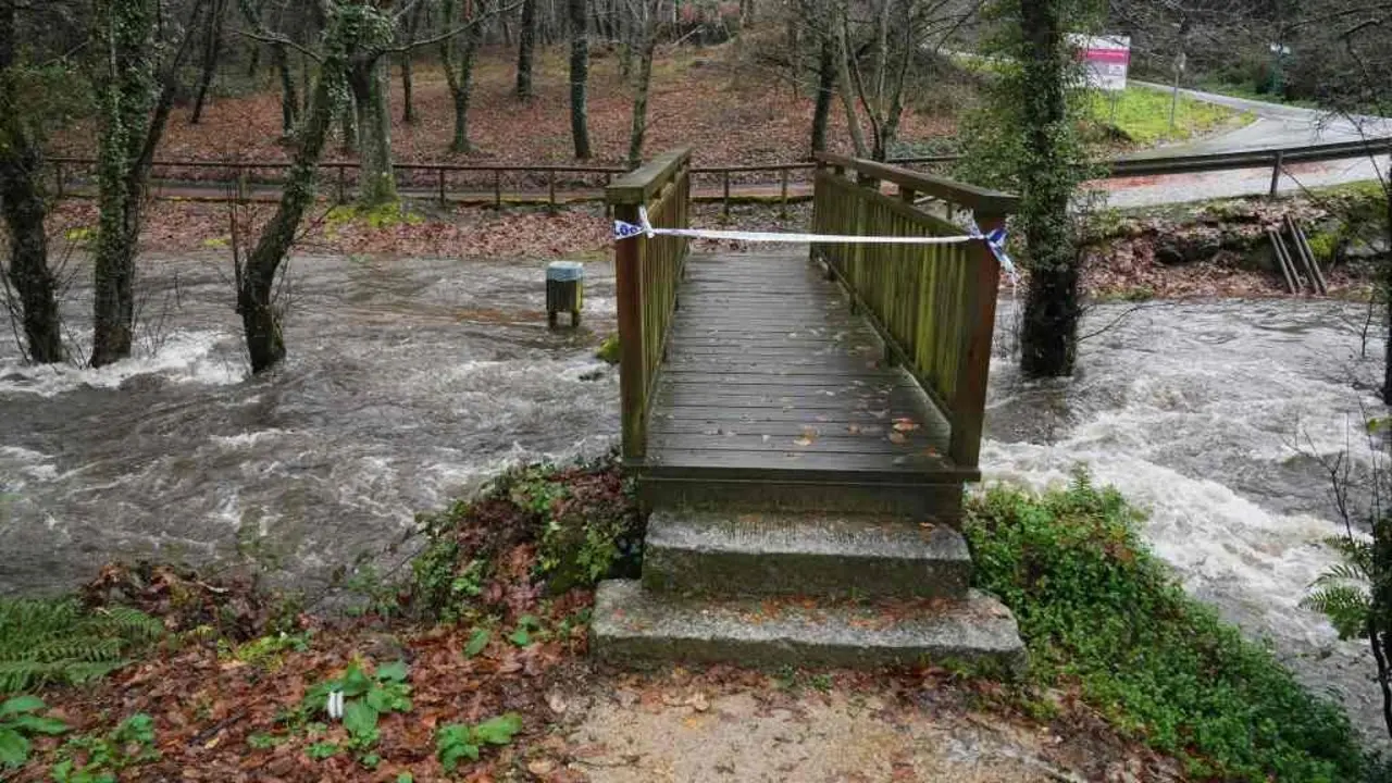 Crecida do Regueiro de Calvos, afluente do rio Gallo, en Cuntis. (Foto: &Aacute;lvaro Ballesteros / Europa Press)