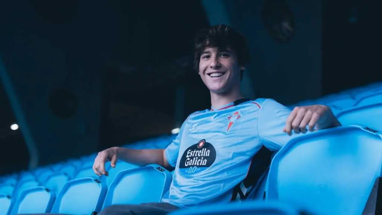 Fer L&oacute;pez sorrindo na bancada de Bala&iacute;dos tras volver ao Celta. (Foto: RC Celta)