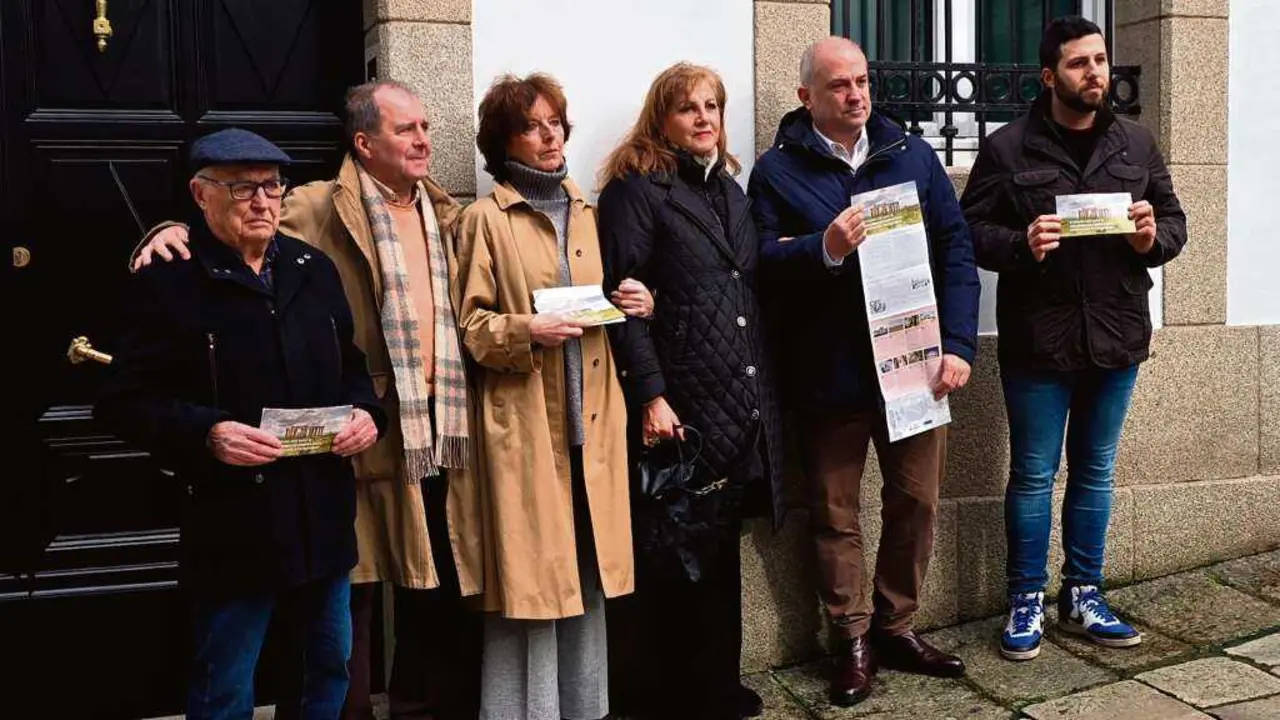 &Aacute;ngel V&aacute;zquez, Jos&eacute; Lu&iacute;s Alam&aacute;n, Carmen Garc&iacute;a, Margarita del Castillo, Gonzalo Castro e David Lozano, esta terza feira 27 de novembro na presentaci&oacute;n do plano dos stolpersteines na Coru&ntilde;a. (Foto: N&oacute;s Diario)