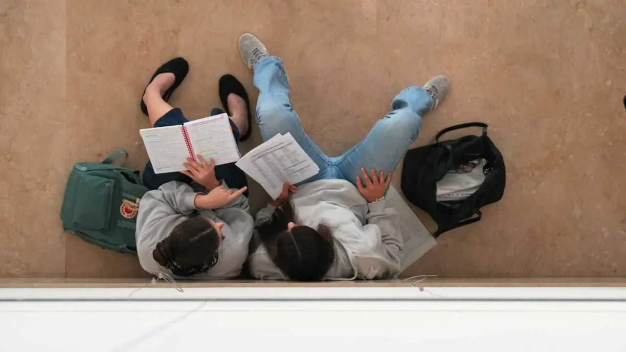 Estudantes nos corredores dun centro de ensino. (Foto: &Aacute;lvaro Ballesteros / Europa Press)