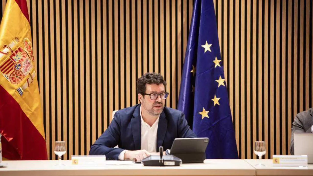 O secretario do Estado espa&ntilde;ol de Traballo, Joaqu&iacute;n P&eacute;rez Rey, durante a reuni&oacute;n desta segunda feira, 26 de xaneiro, cos axentes sociais para abordar a subida do SMI. (Foto: Ministerio de Traballo)