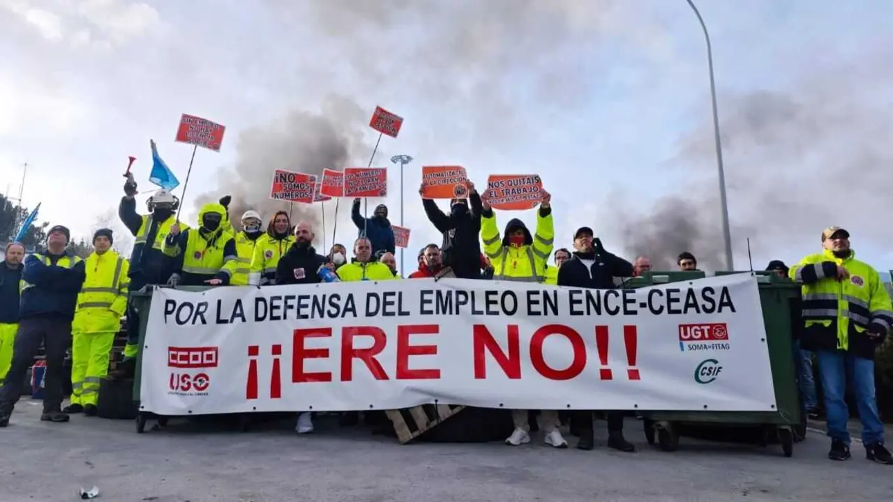 Protesta do persoal de Ence en Navia (Asturias), esta cuarta feira. (Foto: N&oacute;s Diario)