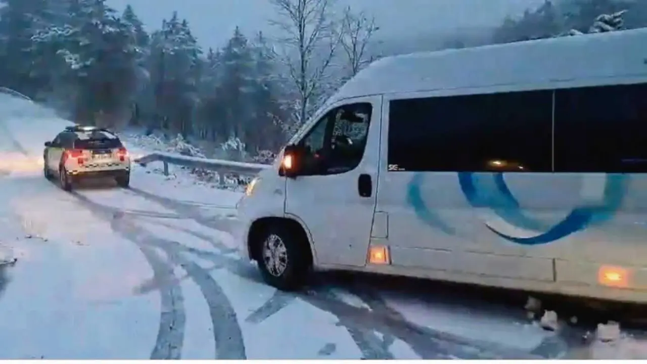 Rescate onte pola ma&ntilde;&aacute; dun autob&uacute;s de transporte escolar en Vilardev&oacute;s (comarca de Ver&iacute;n). (Foto: Grada Civil)