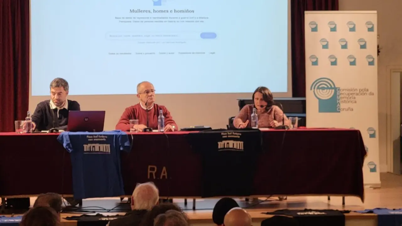 Anxo S&aacute;nchez, Luis S&aacute;nchez e Beatriz Parga, esta cuarta feira, na presentaci&oacute;n na Coru&ntilde;a. (Foto: N&oacute;s Diario)