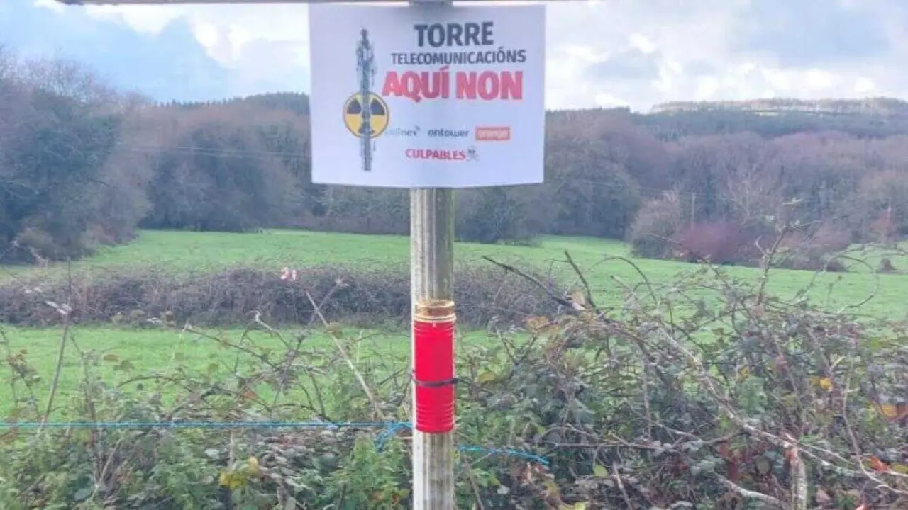 Carteis informativos en rexeitamento &aacute; torre de telecomunicaci&oacute;n en Fillo, Forcarei. (Foto: N&oacute;s Diario)