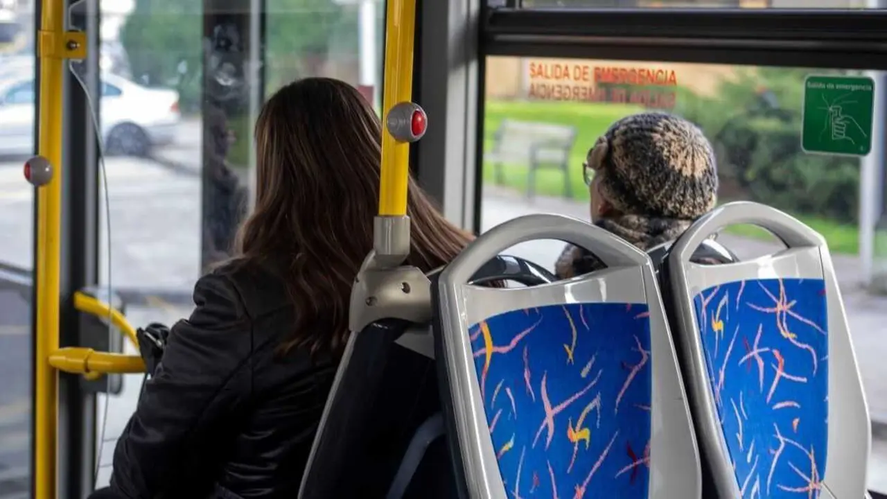 D&uacute;as pasaxeiras en autob&uacute;s. (Foto: Xunta da Galiza)