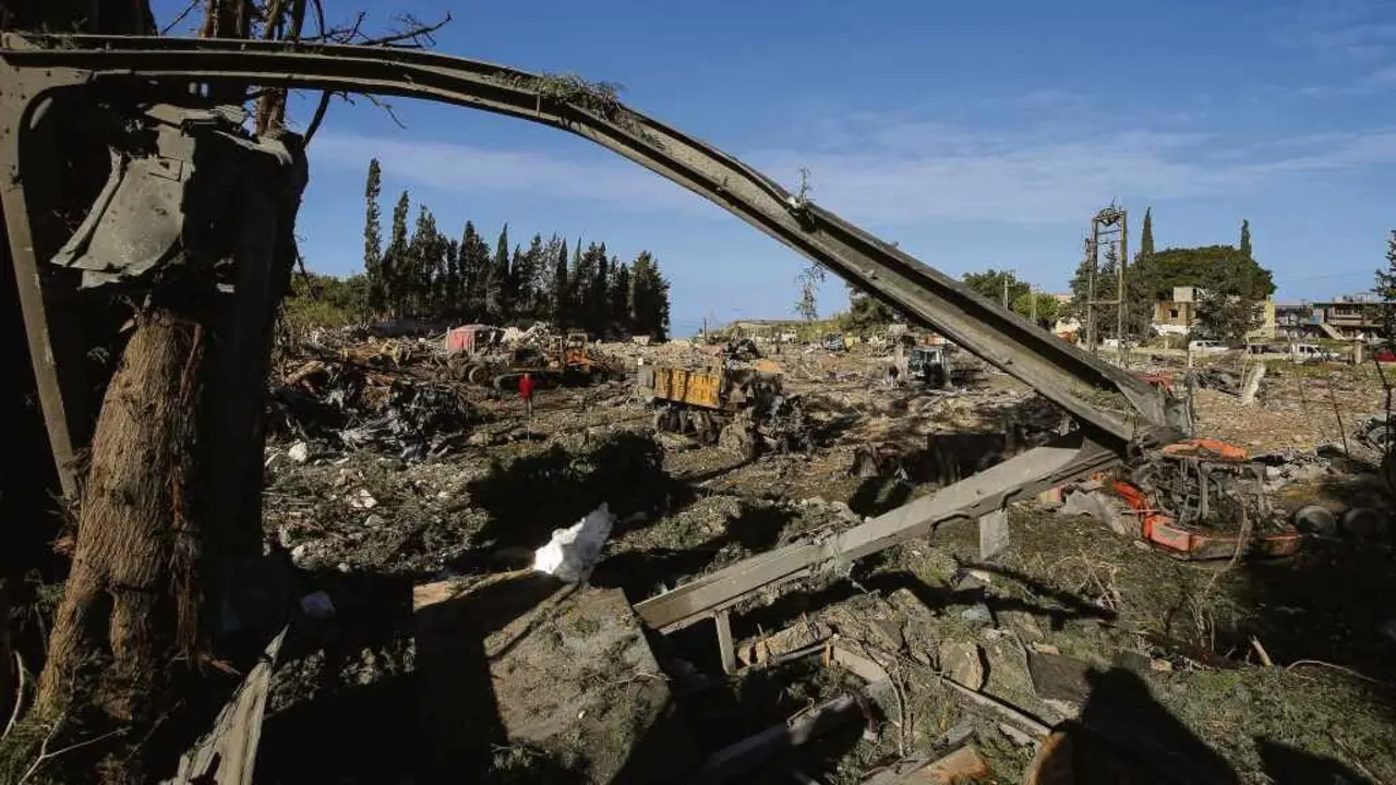 Destruci&oacute;n provocada por un dos ataques a&eacute;reos de Israel, o pasado s&aacute;bado nunha zona industrial do L&iacute;bano. (Foto: Marwan Naamani / ZUMA Press Wire / DPA)