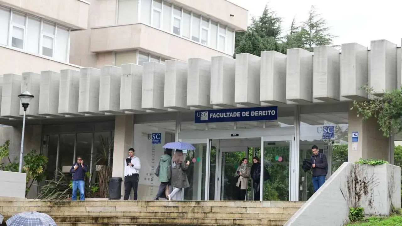 Alumnado da USC &aacute;s portas da Facultade de Dereito. (Foto: USC)