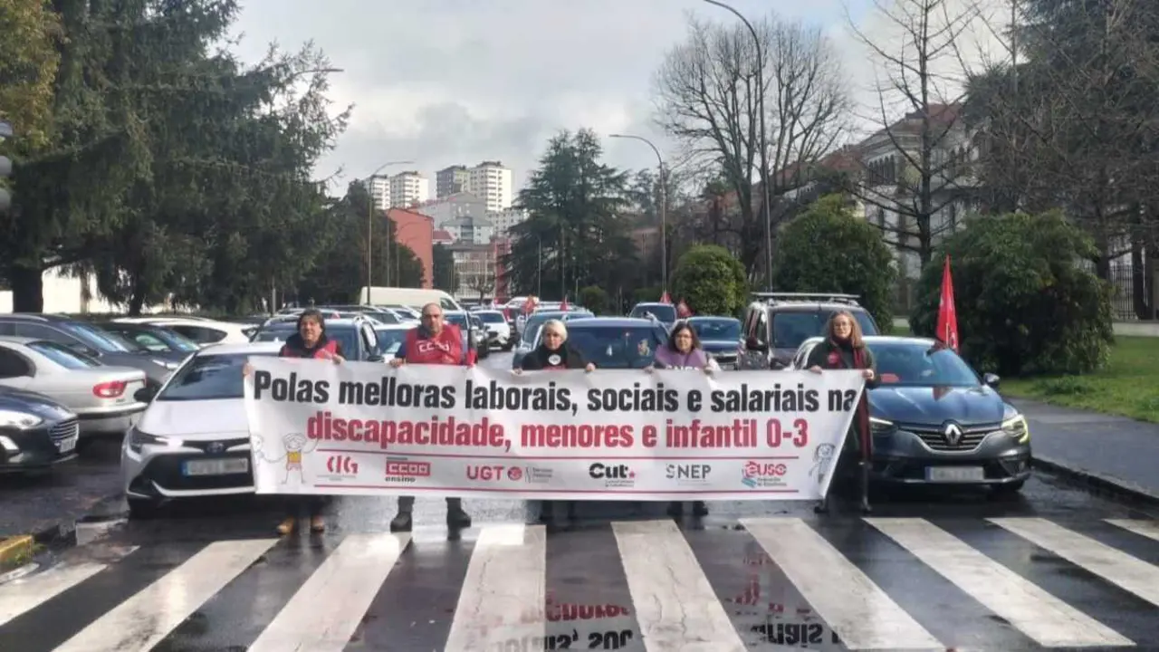 Inicio da caravana reivindicativa diante da sede central da Xunta da Galiza en Compostela. (Foto: Riob&oacute; Prada)